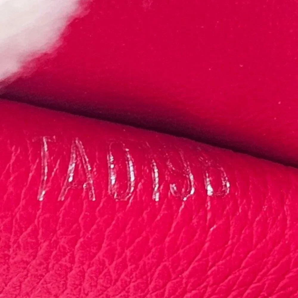 Louis Vuitton Lockme Leather Wallet 320-032325